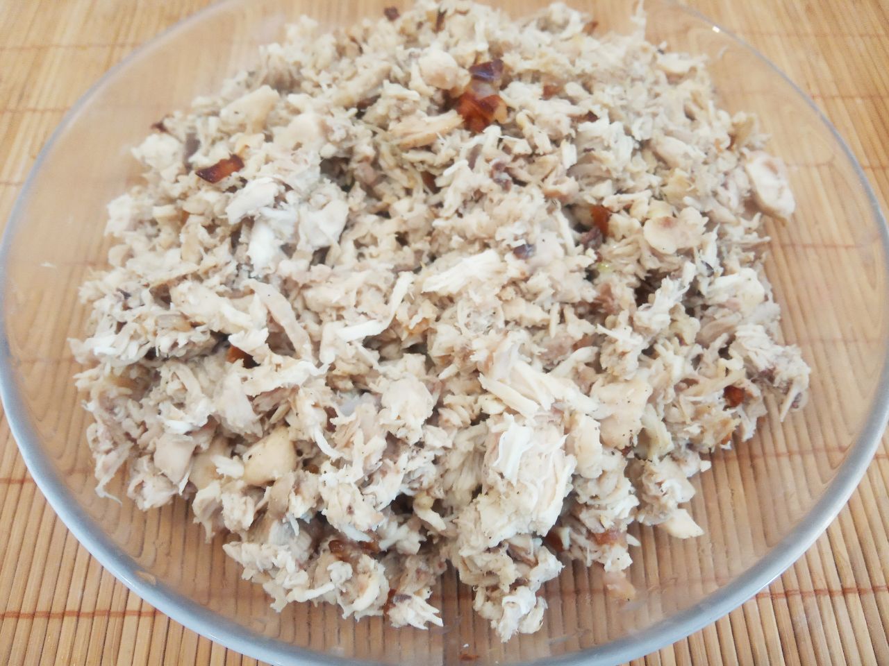 Вареники с куриным мясом и жареным луком: Обжариваем на растительном масле лук до золотистого цвета, добавляем измельченное мясо и обжариваем несколько