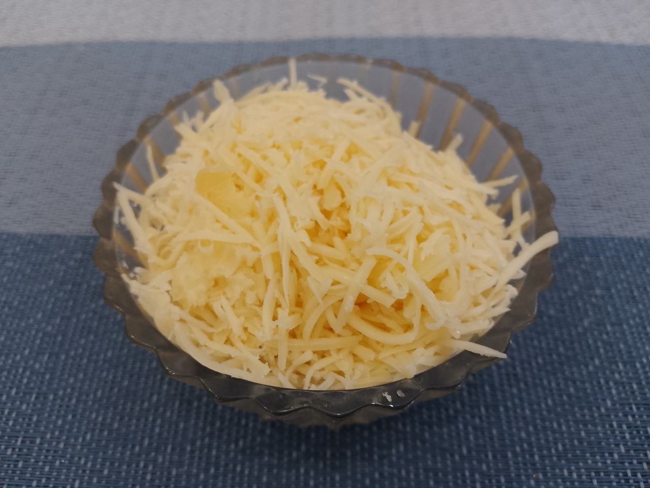 Оладьи из кабачков и сыра, просто и вкусно: Сыр натираем на терке.