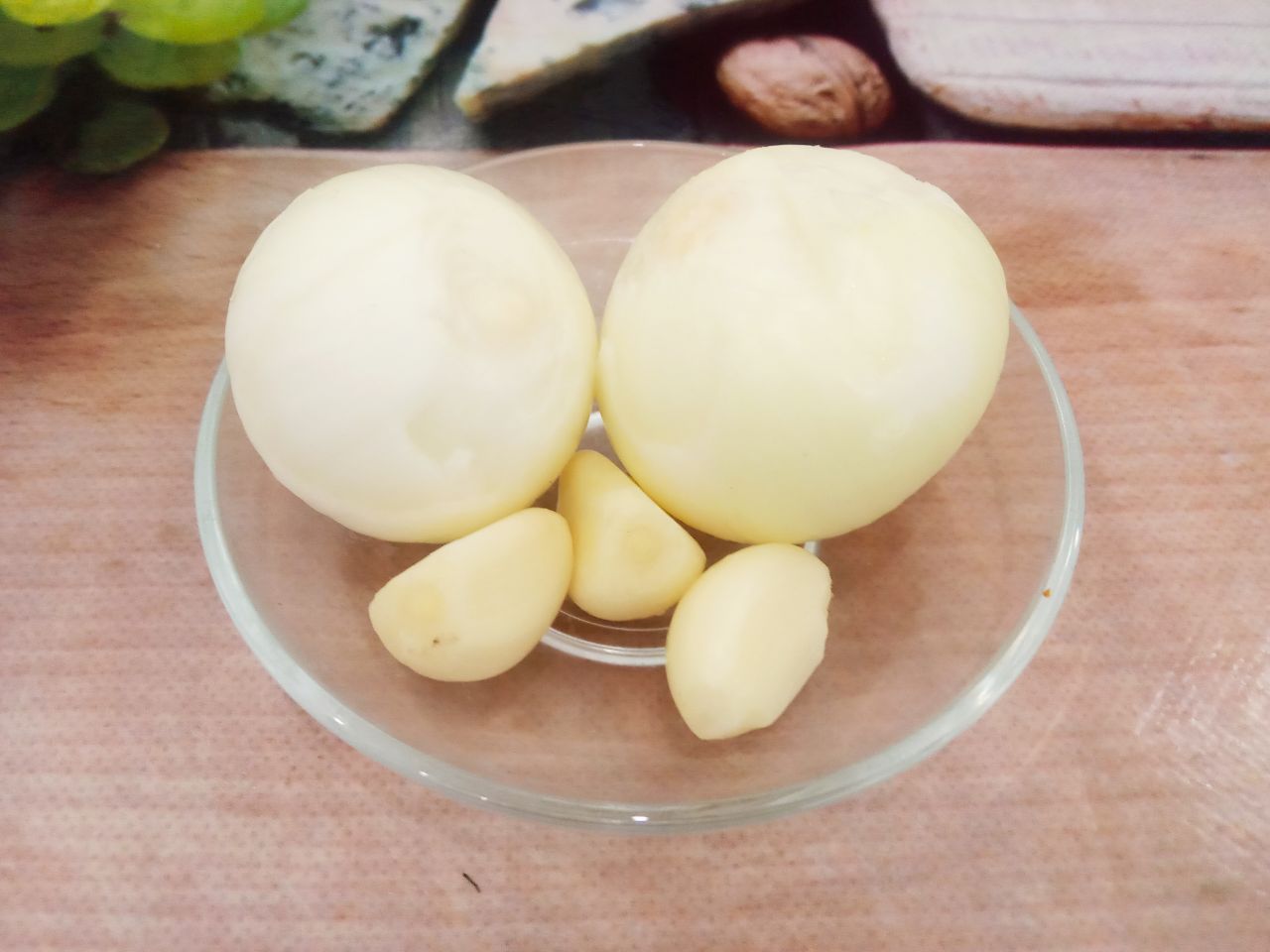 Котлеты из рубленого куриного филе, жареного лука и манной крупы: Лук очищаем, промываем и измельчаем.