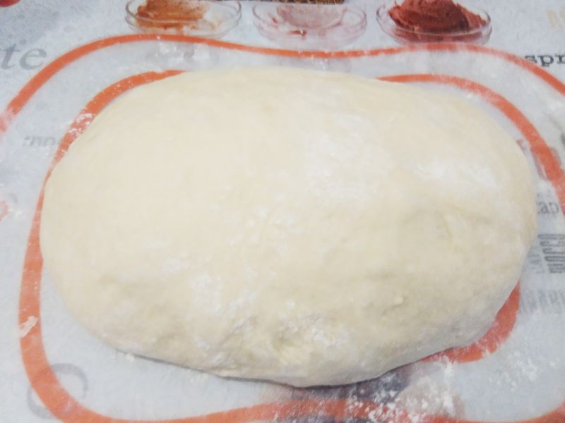 Домашние батоны с кунжутом на сыворотке, просто и вкусно: Выкладываем тесто на рабочую поверхность, перемешиваем и разделяем на три части.