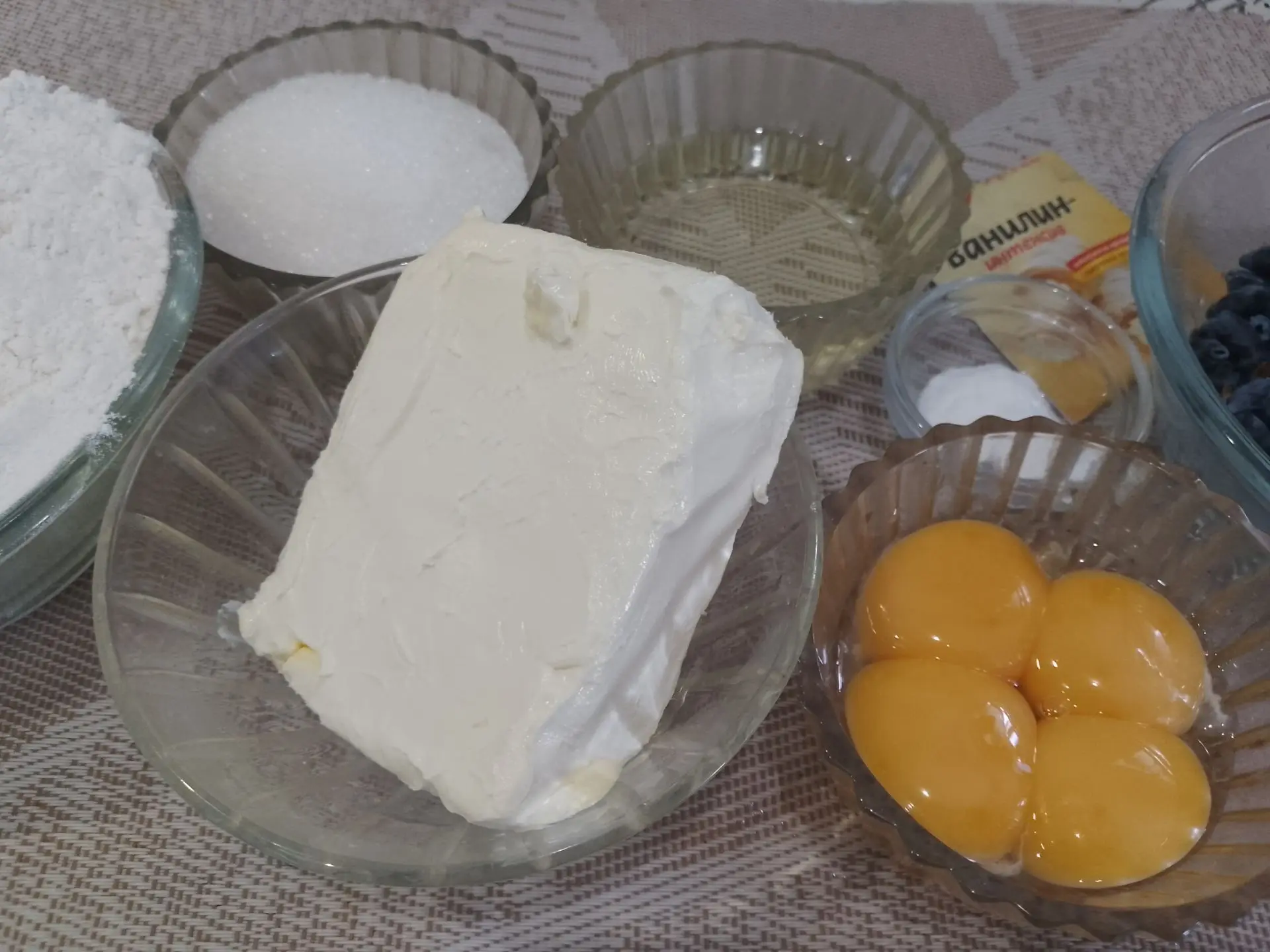 Песочное рассыпчатое печенье с ягодами жимолости