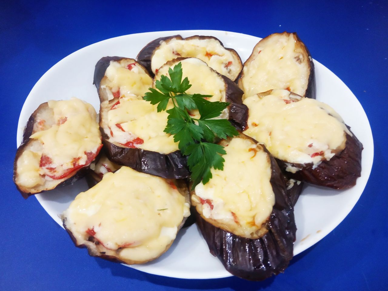 Баклажаны с помидорами и сыром, запеченные в духовке