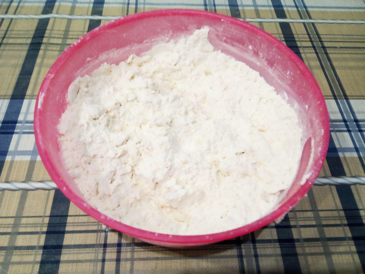 Простой рецепт грейпфрутового печенья, просто и вкусно: Муку просеиваем через мелкое сито, кладем размягченное сливочное масло или маргарин и растираем в крошку.