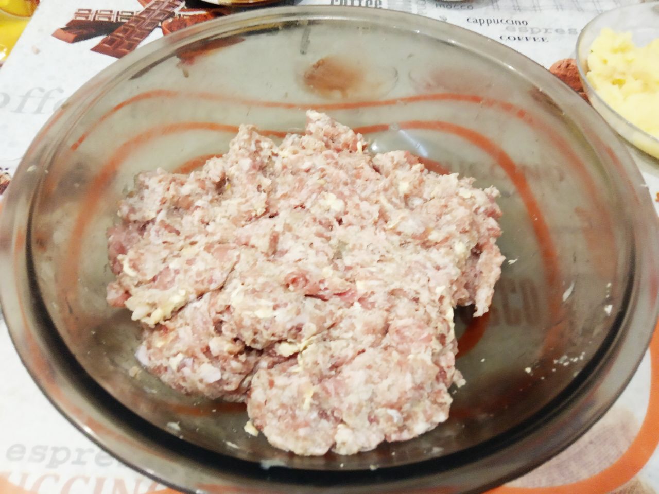 Мясные стожки с сыром и картофельным пюре: Соединяем фарш, лук, чеснок, манную крупу, кусочки сливочного масла, соль и перец по вкусу. Тщательно