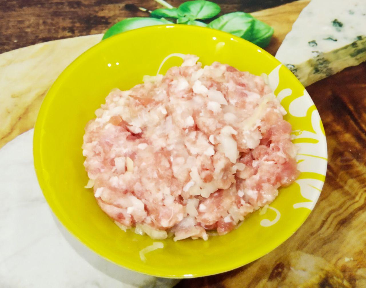 Вкусный и аппетитный завтрак, драники со свиным фаршем: В фарш добавляем измельченный лук, солим и перчим по вкусу, размешиваем.