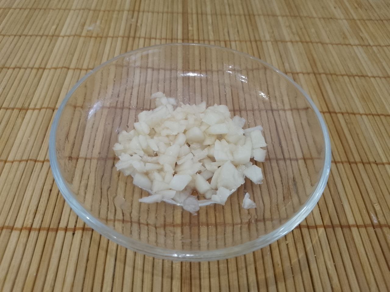 Запеченные в духовке, баклажаны с овощами, фаршем и сыром: Чеснок очищаем, промываем и мелко измельчаем или продавливаем через чесночницу.