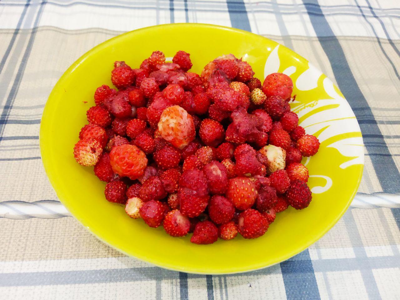 Простой рецепт воздушного пирога с земляникой: Ягоды земляники перебираем, промываем и просушиваем.