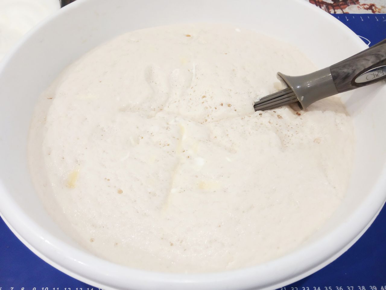 Домашние пасхальные куличи воздушные, мягкие и вкусные: В поднявшиеся дрожжи вливаем взбитые желтки и сметану, размешиваем.