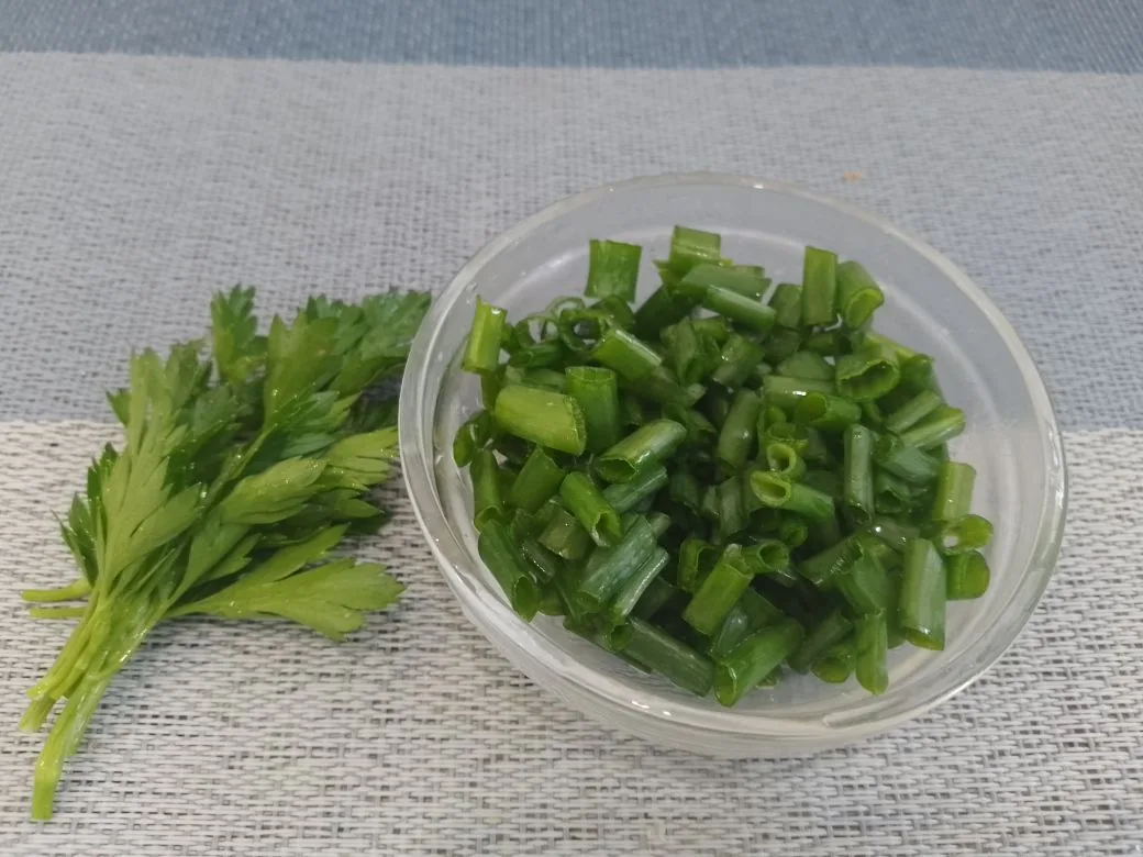 Вкусный завтрак из яиц, творога, помидоров и колбасы или ветчины: Зеленый лук промываем водой и измельчаем. Лук я не добавляю из за предпочтения близких.