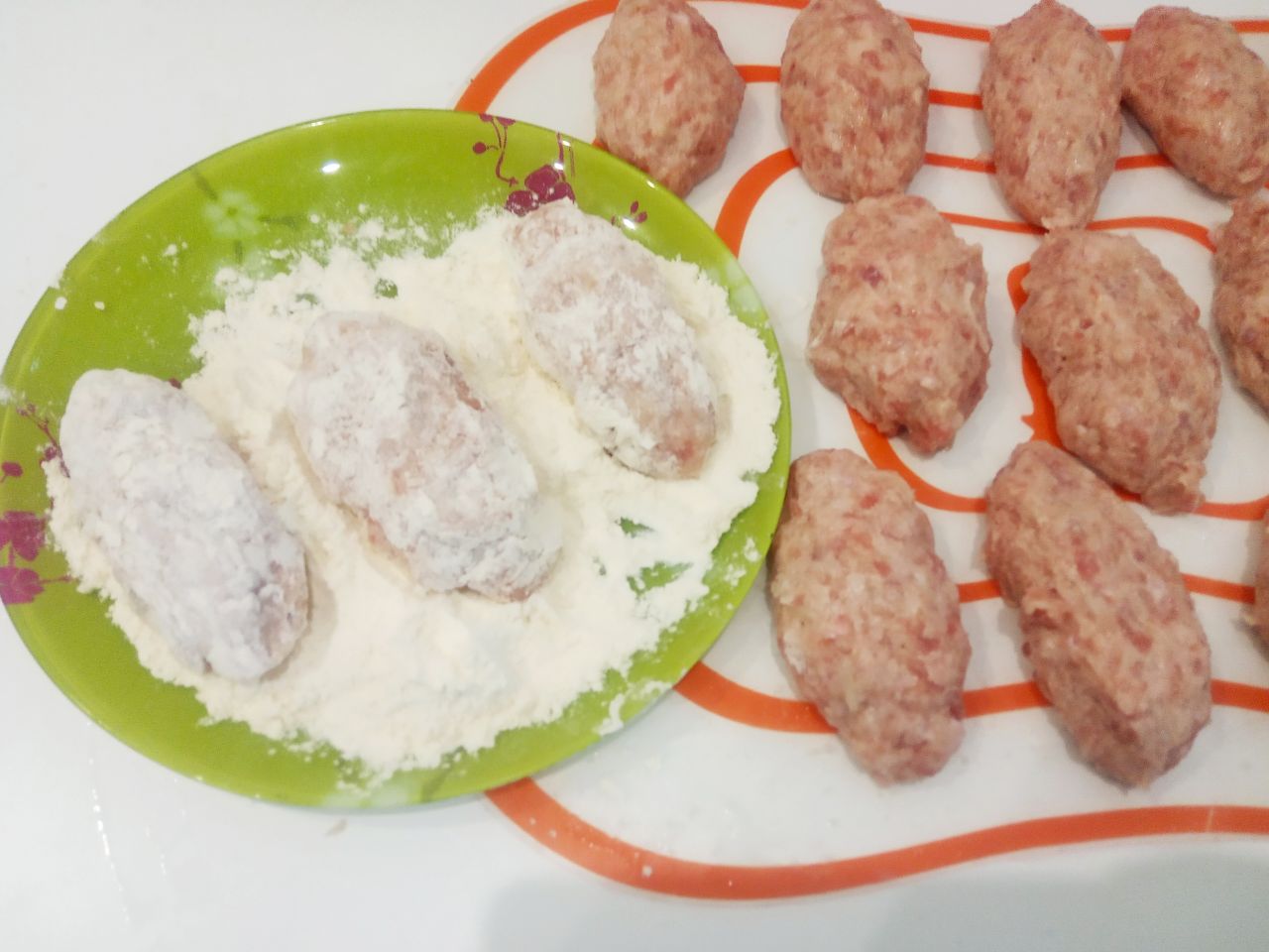 Котлеты с добавление манной крупы, нежные и сочные: Обваливаем котлеты в муке.