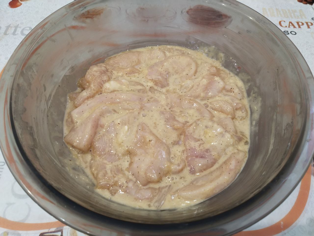 Филе куриное в кляре, на сковороде, сочное и нежное: Через час добавляем крахмал и хорошо перемешиваем.