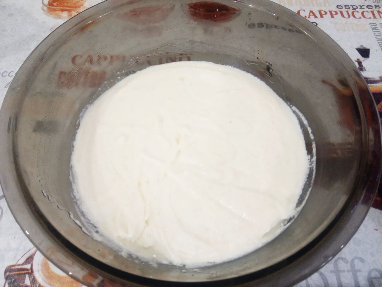 Манный пирог воздушный и мягкий, простой и вкусный: Добавляем к крупе кефир, растительное масло, перемешиваем и оставляем на полчаса для набухания манной крупы.