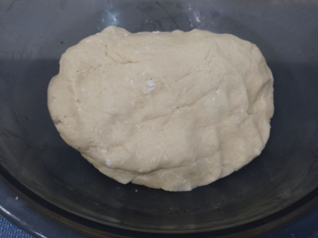 Домашнее печенье из творога и рисовой муки, с начинкой из вареного сгущенного молока: Всыпаем муку в смесь и замешиваем мягкое нежное тесто.