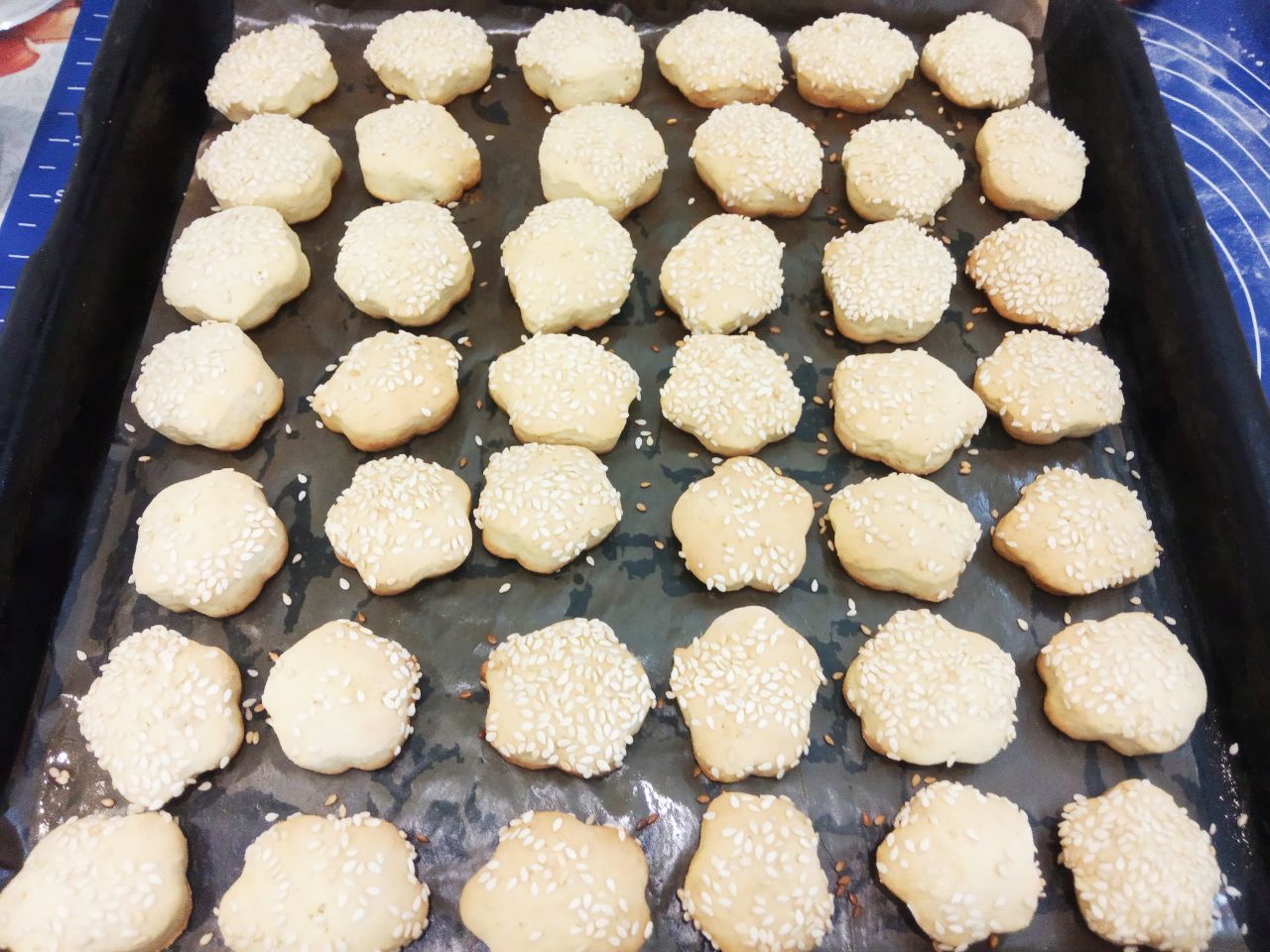 Домашнее песочное и рассыпчатое печенье, с кунжутом: Духовку разогреваем до 170-180 С и ставим печенье для выпекания. Выпекается печенье быстро около 12-15 минут.