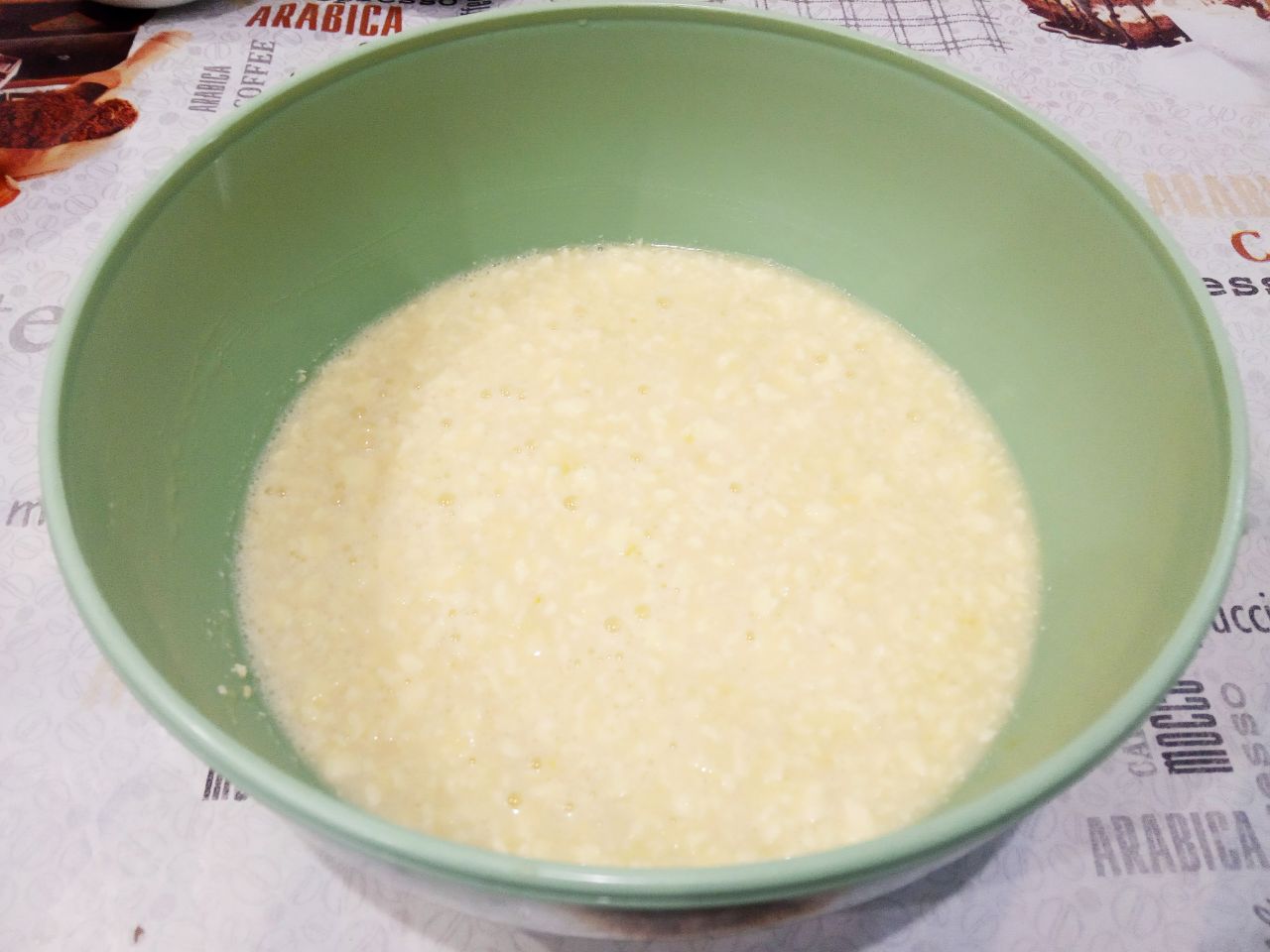 Творожная заварная пасха, нежная и вкусная: Яйца разбиваем в миску, добавляем мягкое сливочное масло, сметану, сахар и ванильный сахар, взбиваем миксером.