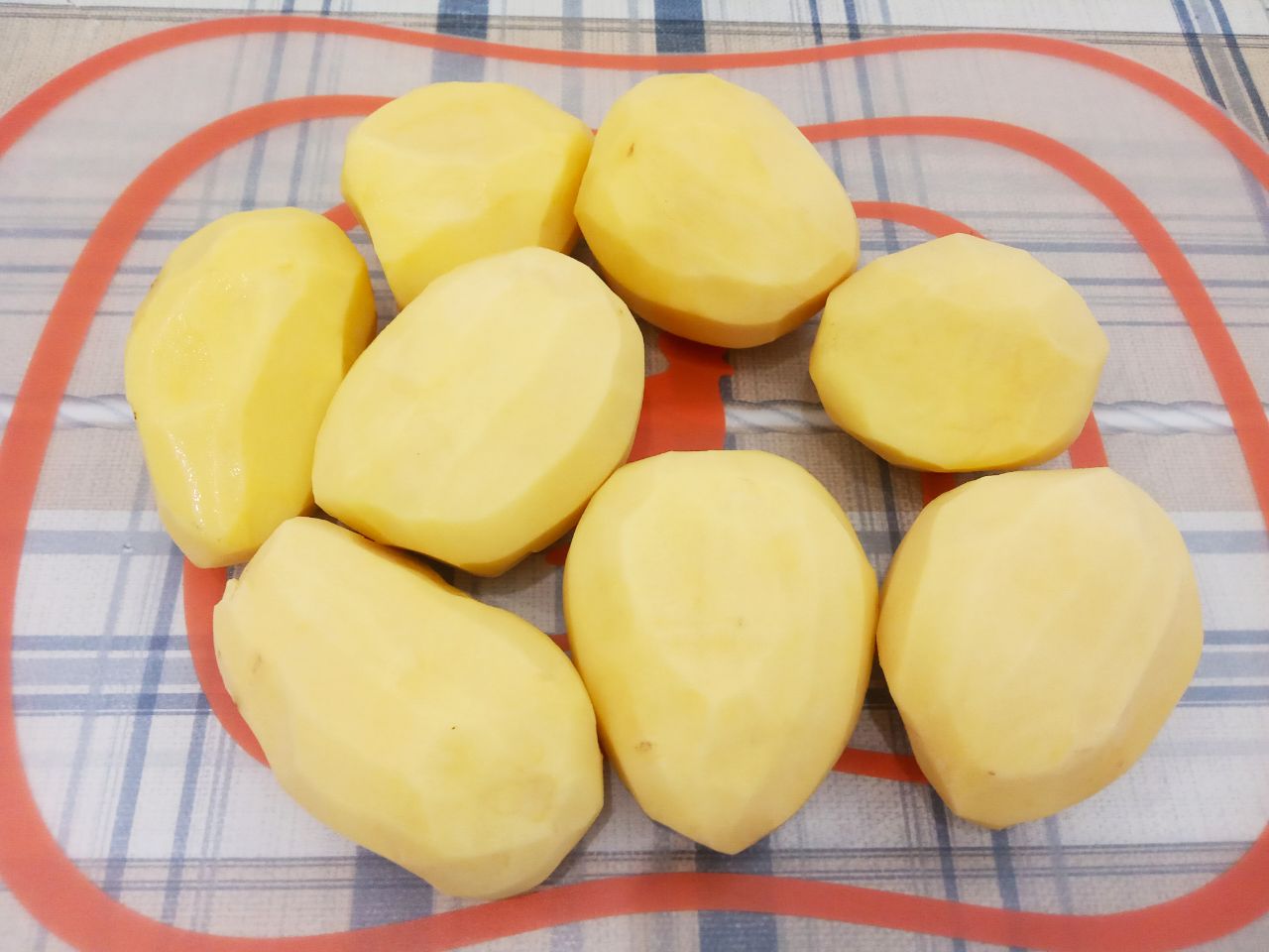 Картофель жареный с чесноком и зеленью: Картофель моем и очищаем кожуру.