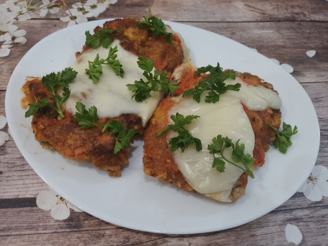 Курица пармиджано с протертыми помидорами и сыром