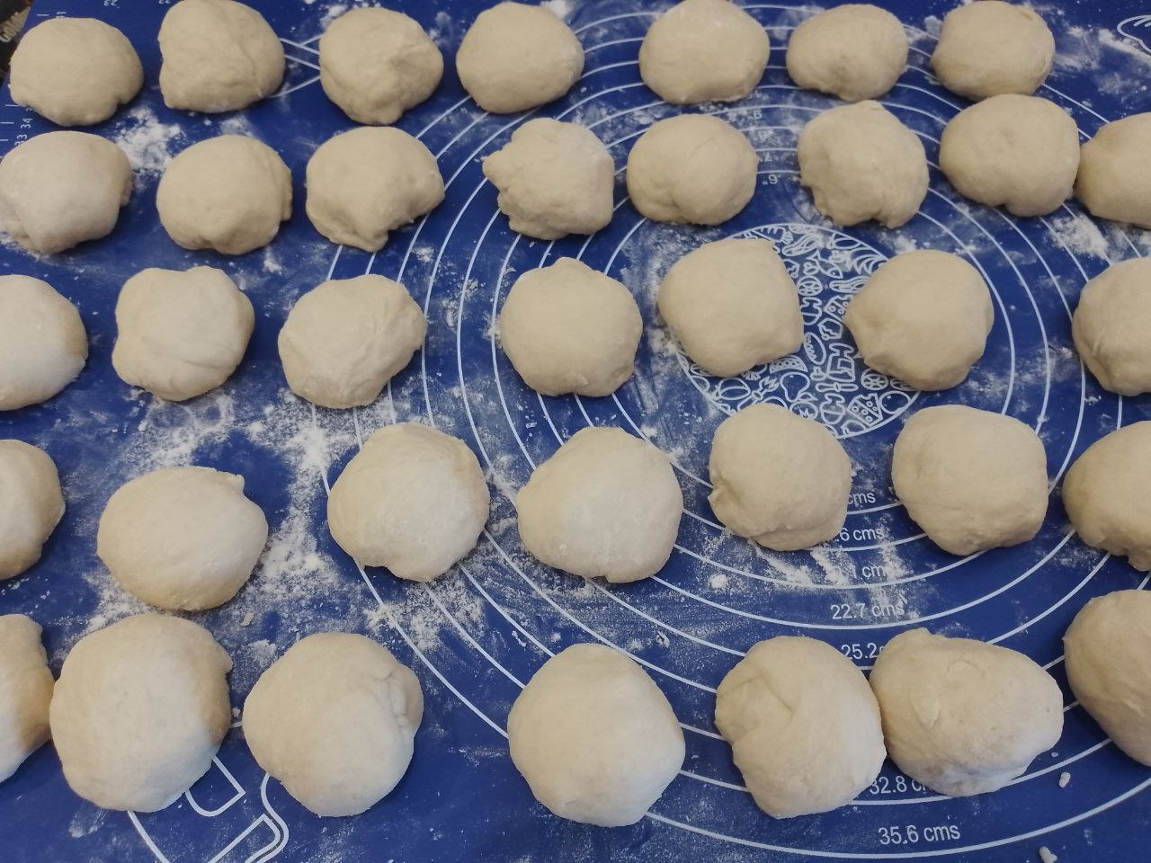 Пирожки из дрожжевого теста на сметане, с мясной начинкой, жареные на сковороде: Когда тесто увеличится в объеме, выкладываем на рабочую поверхность  и разделяем на колобки.