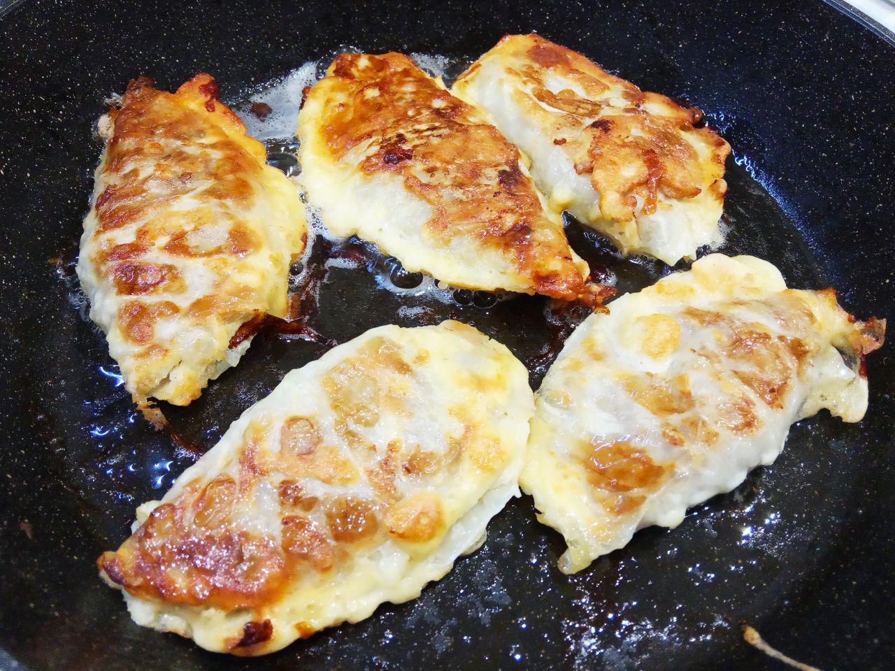 Голубцы из капусты и фарша, в кляре, жареные на сковороде, сытно и вкусно: Переворачиваем голубцы, обжариваем с другой стороны под закрытой крышкой и доводим до готовности.