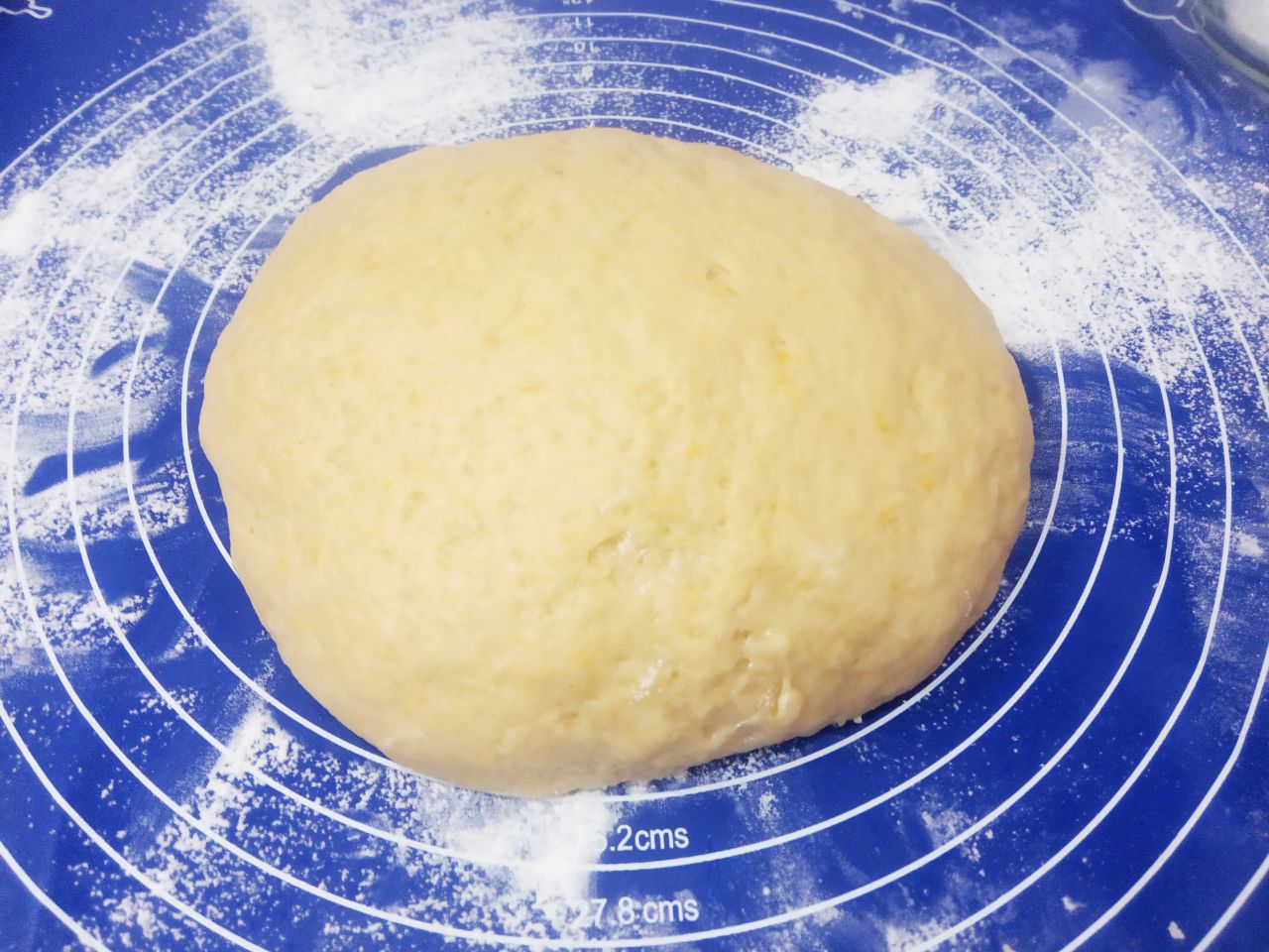 Домашние мандариновые коржики, мягкие и рассыпчатые: Добавляем частями оставшуюся муку и замешиваем мягкое и нежное тесто.