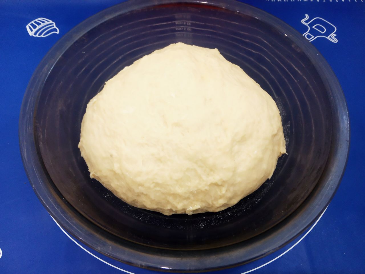 Булочки воздушные, мягкие, слоистые и вкусные: Всыпаем оставшуюся муку, замешиваем мягкое и нежное тесто.