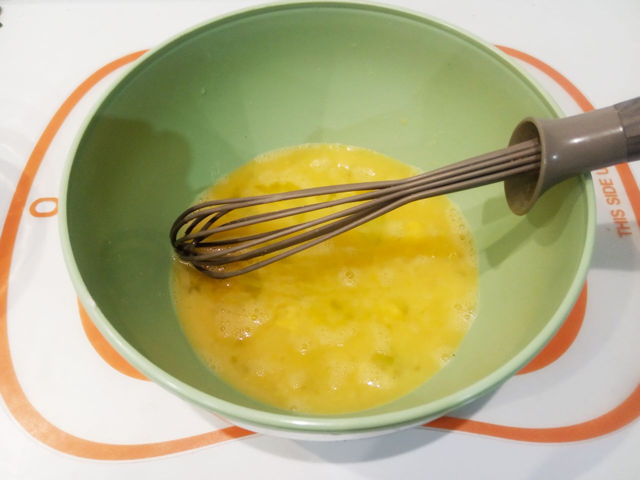 Заливной пирог с фаршем и луком на сковороде, просто и вкусно: Яйца разбиваем в чашу, добавляем соль и взбиваем венчиком.
