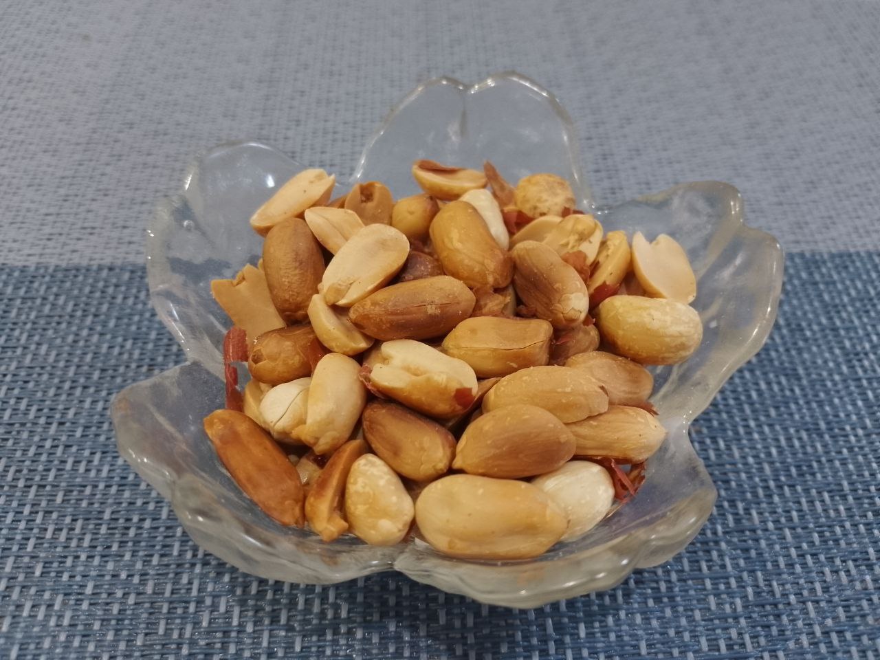 Домашнее ореховое песочное печенье к чаю, просто и вкусно: Орехи, у меня арахис, подсушиваем и измельчаем.