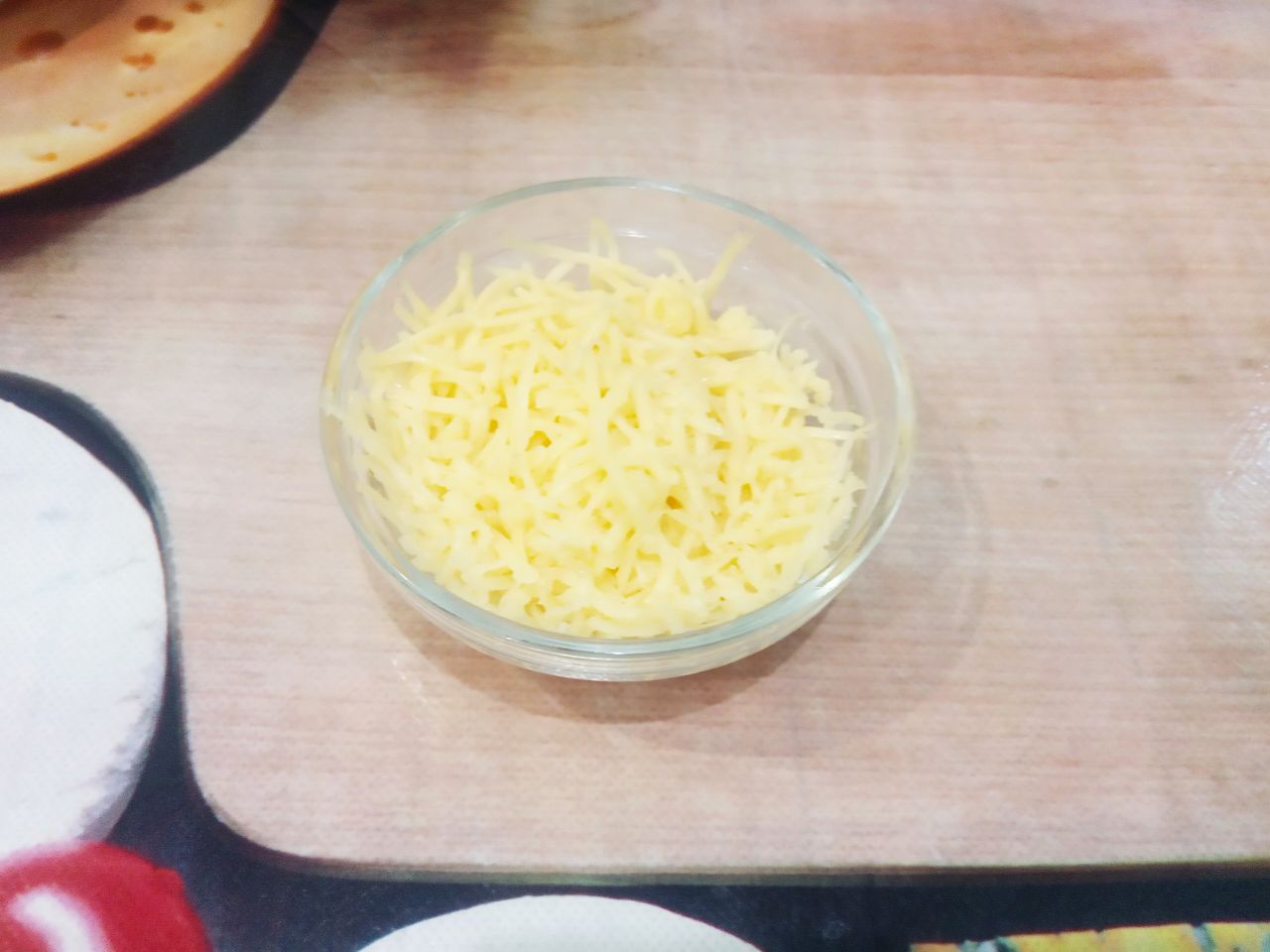 Салат из баклажанов, с помидорами и сыром: Твердый сыр натираем на мелкой терке.