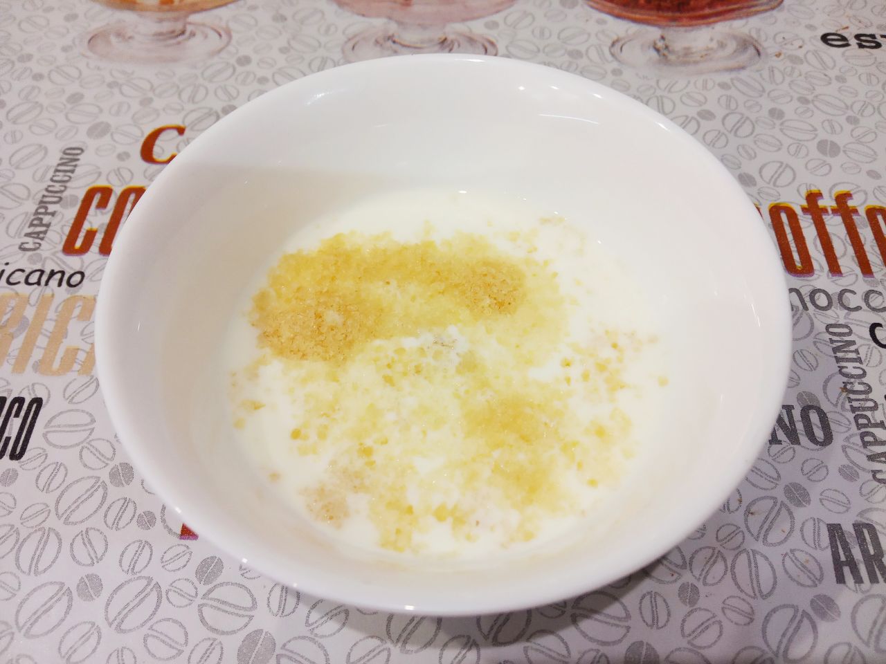 Молочный десерт с шоколадом, вкусный и аппетитный: Желатин замачиваем в половине стакана холодного молока на полчаса.