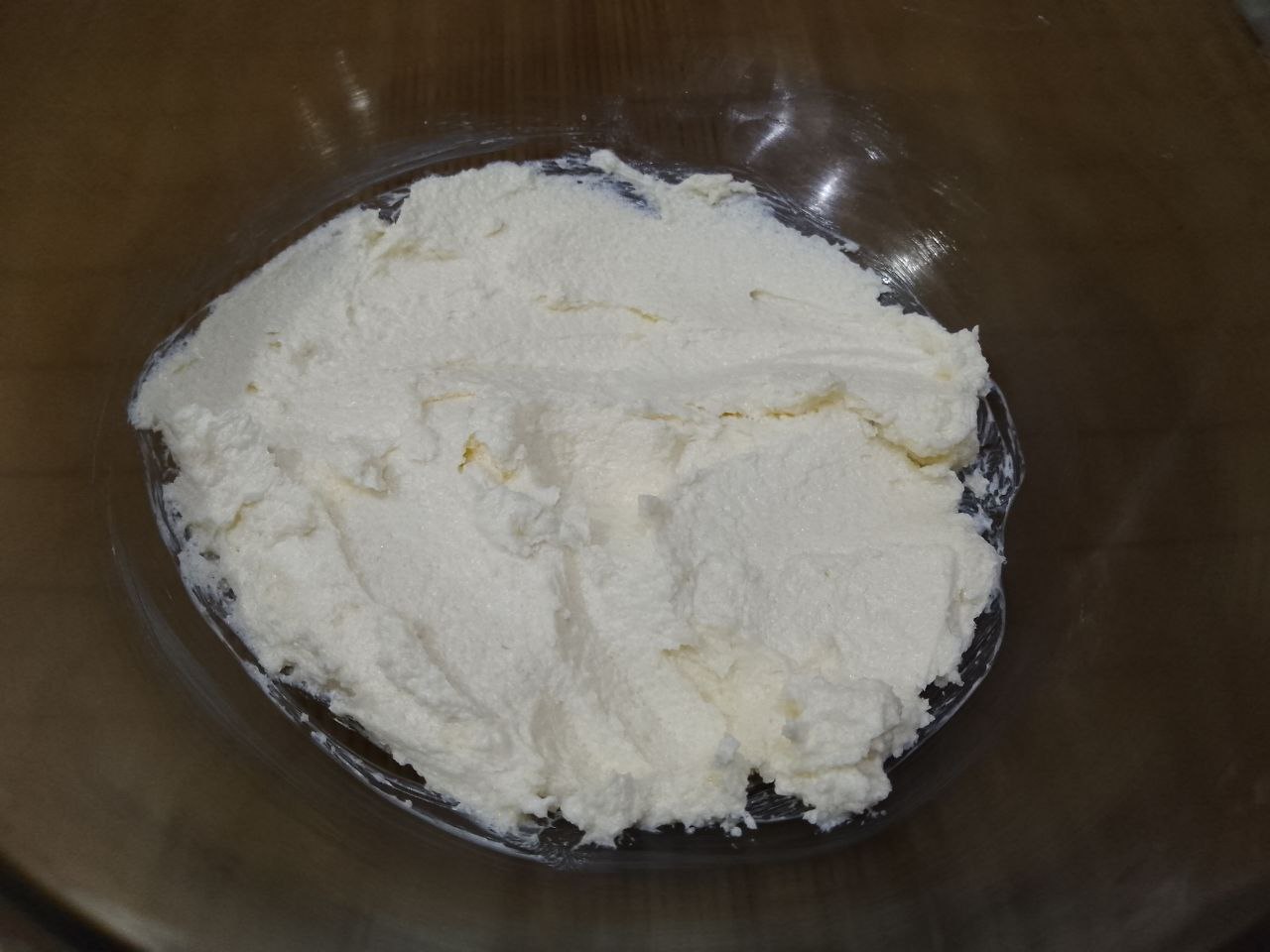 Домашнее песочное печенье с клубникой: Сливочное размягченное масло кладем в чашу, добавляем сахар и ванильный сахар. Взбиваем до исчезновения