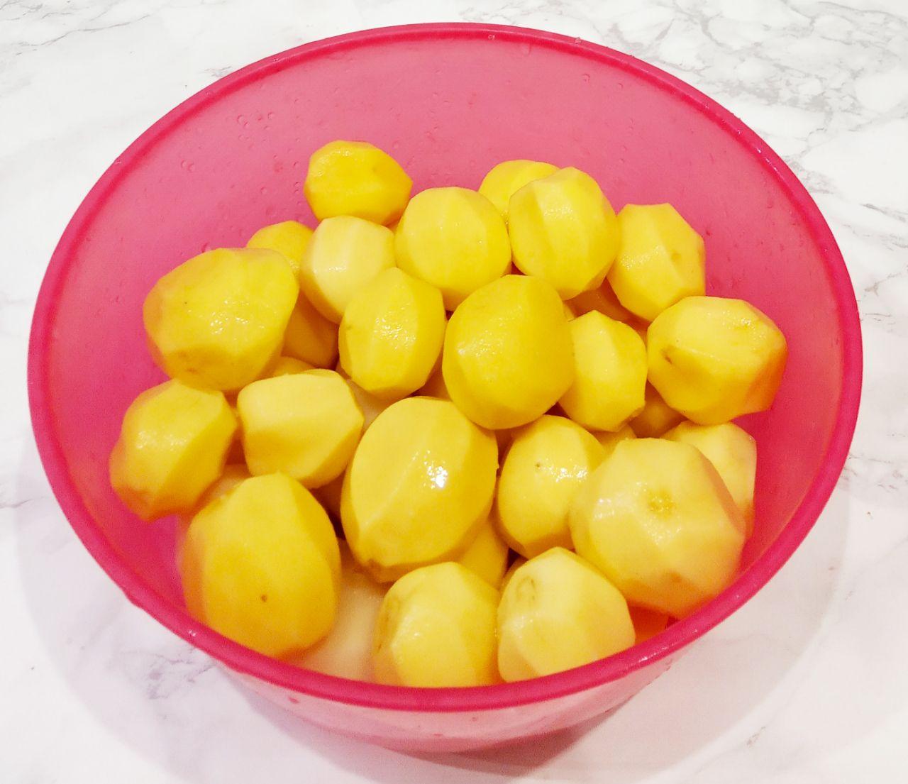 Просто и вкусно, запеченный картофель в рукаве: Голени пусть полежат, пропитаются смесью, очищаем картофель от кожуры, промываем и просушиваем.