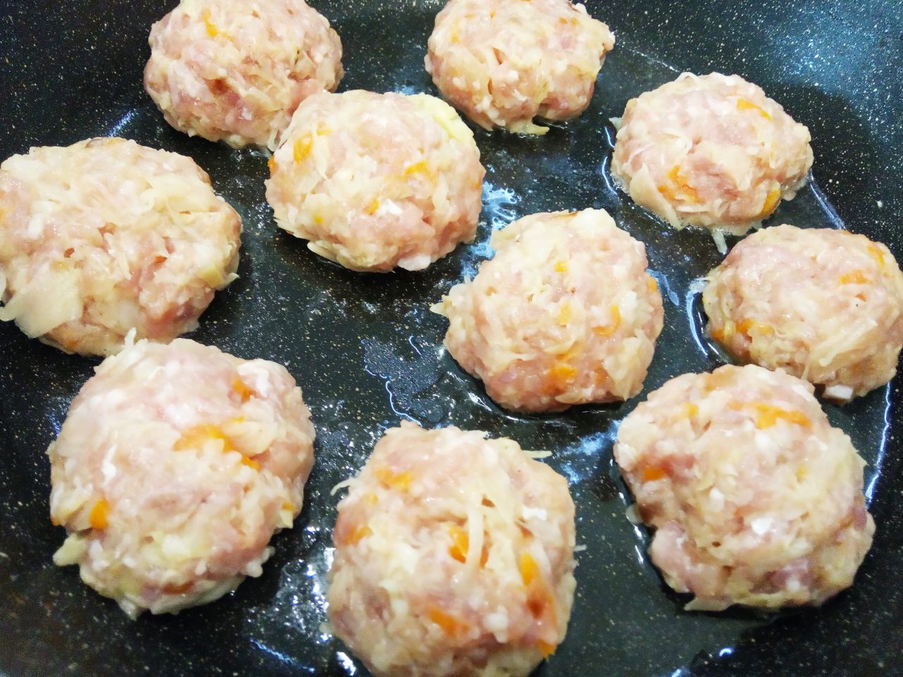 Капустные биточки с фаршем и соусом в духовке: Разогреваем сковороду с растительным маслом и обжариваем на среднем огне с обеих сторон.