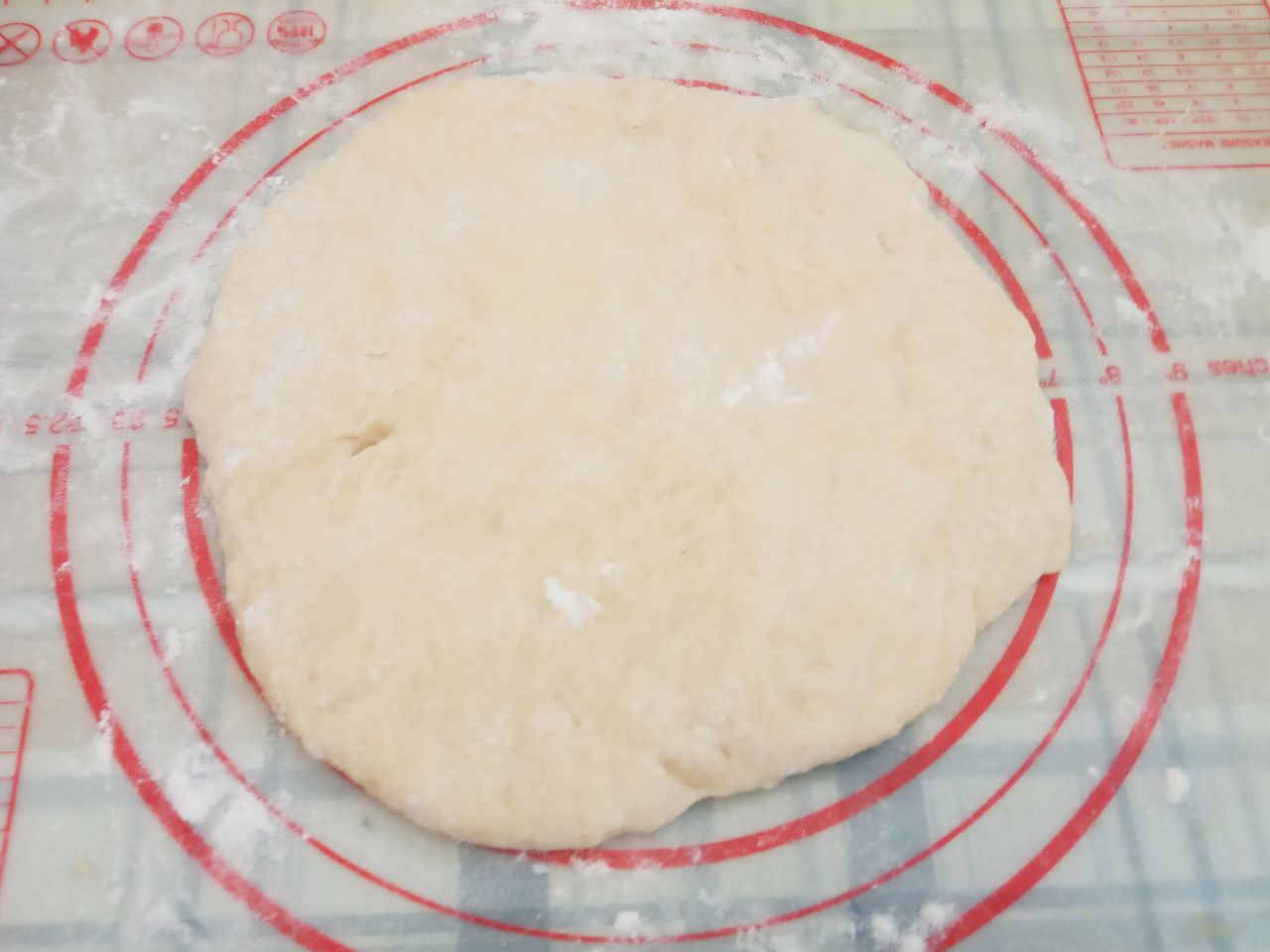 Воздушные треугольники, просто и вкусно: Каждую часть раскатываем кругом толщиной 1 см и разделяем на 8 частей.