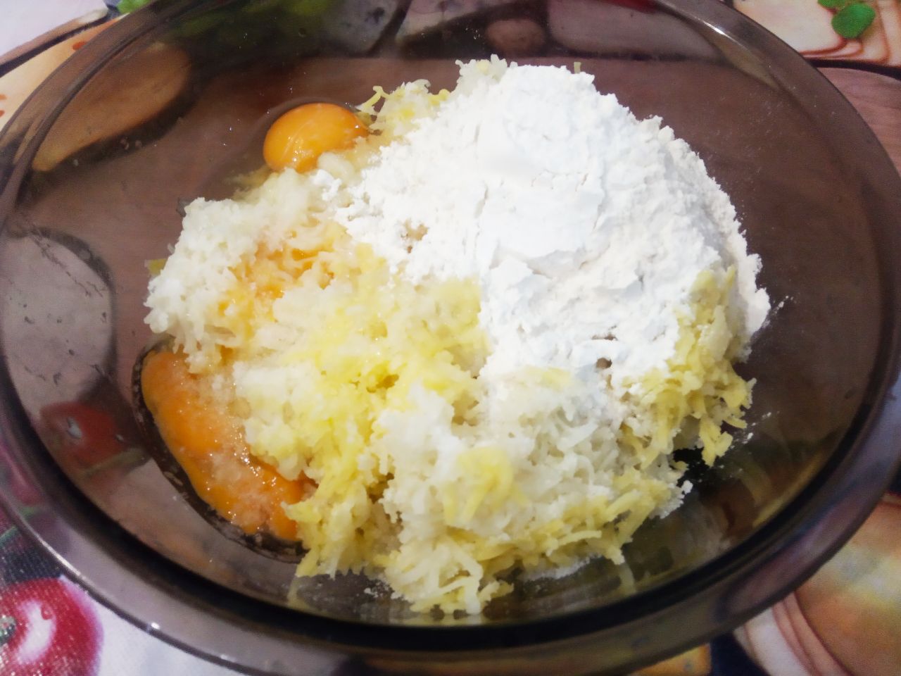 Клецки картофельные, с жареным луком и мясом: Добавляем в пюре муку, яйца, соль по вкусу и по желанию специи, хорошо размешиваем. Муки можно добавить