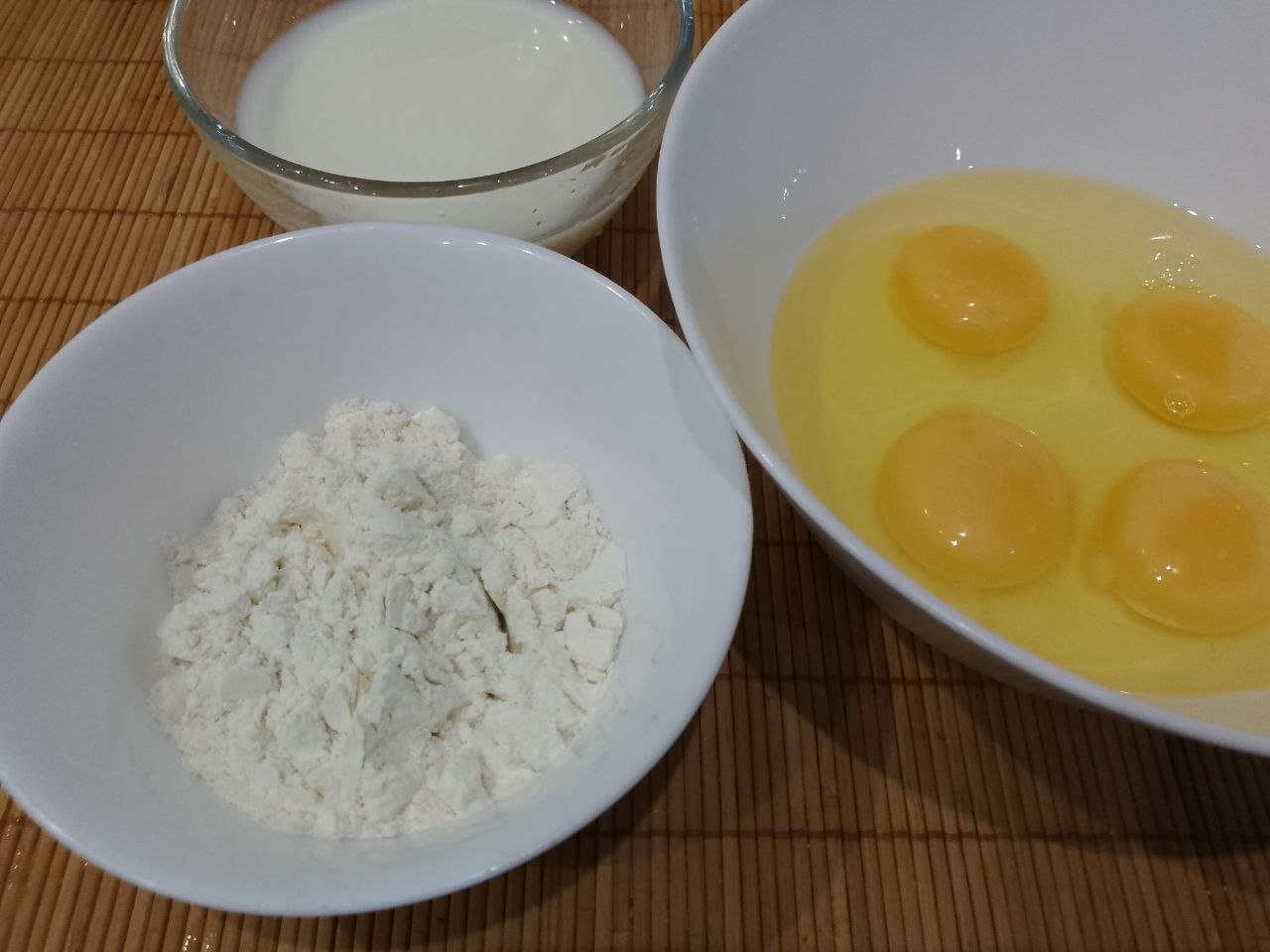 Филе минтая в кляре, простое и вкусное блюдо: Приготовим кляр, яйца разбиваем в миску, солим и взбиваем венчиком.