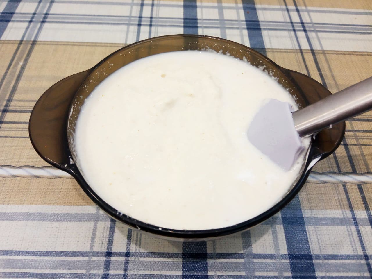 Манный пирог на молоке, просто и вкусно: Выкладываем набухшую манную крупу в смесь, размешиваем.