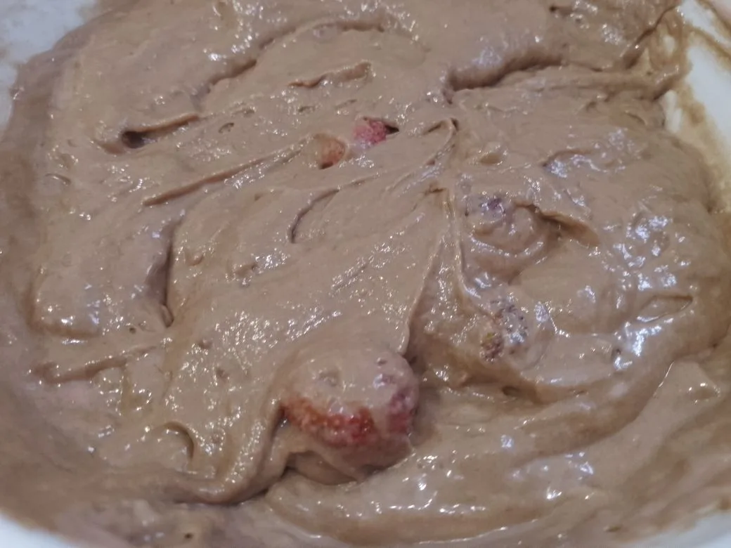Шоколадный пирог на сметане, с клубникой и орехами: Добавляем замороженную клубнику и перемешиваем.