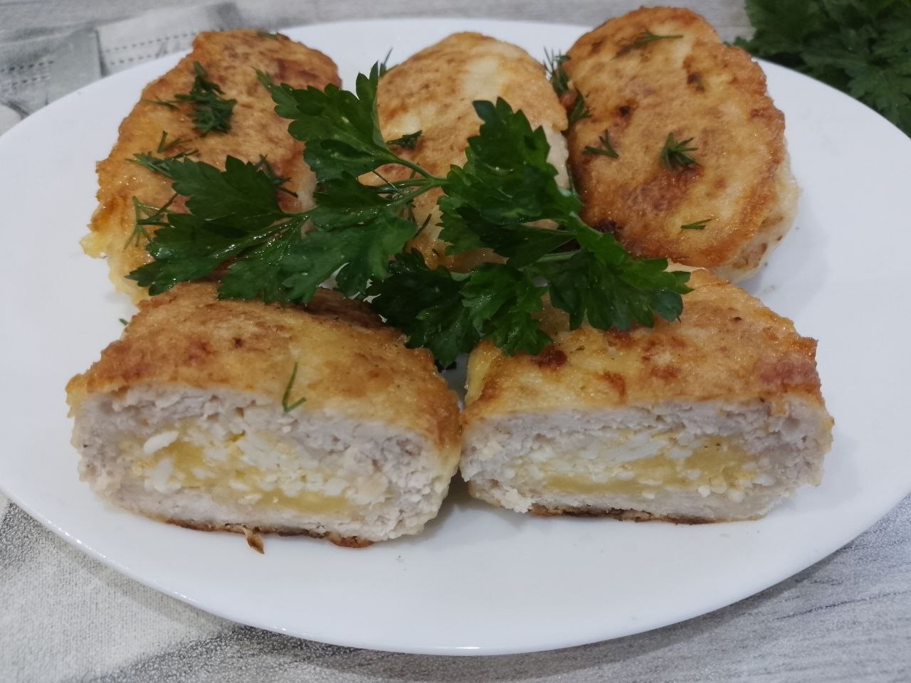 Котлеты с начинкой из яиц и сыра, в кляре, вкусные и сытные