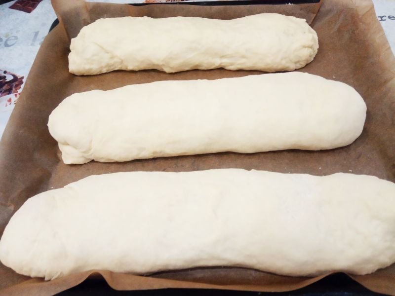 Домашние батоны с кунжутом на сыворотке, просто и вкусно: Противень застилаем пергаментом и укладываем батоны.
