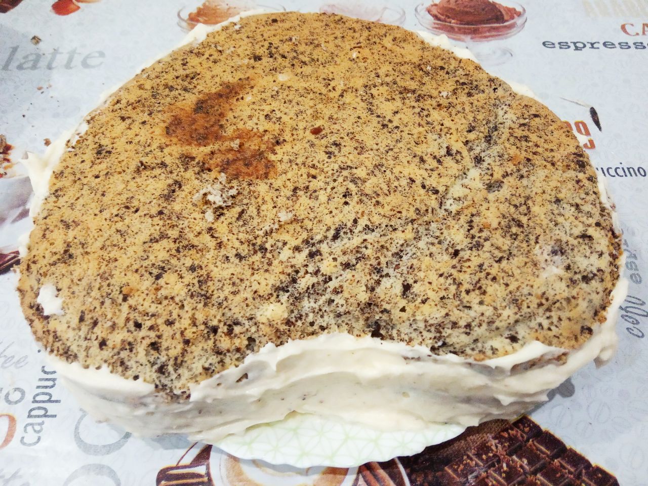 Бисквитный торт c шоколадом и нежным заварным кремом: Каждую часть равномерно промазываем кремом, потом промазываем бока торта.