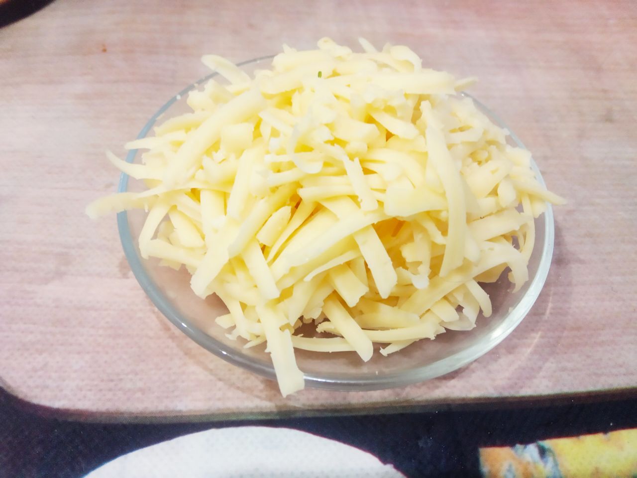 Лаваш с начинкой из сыра, овощей и мяса, просто и вкусно: Твердый сыр натираем на терке.