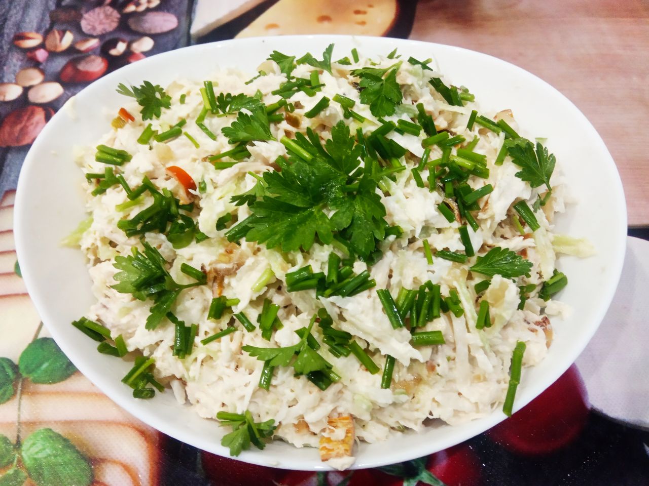 Салат из куриного мяса, редьки и жареного лука, сытный и вкусный