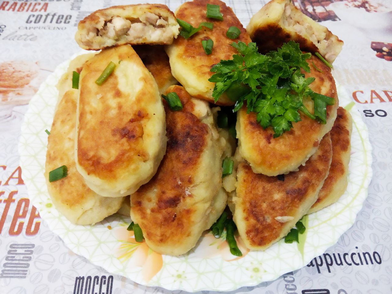 Картофельные пирожки с начинкой из куриного филе и лука: Обжаренные пирожки складываем на блюдо, посыпаем зеленью и подаем со сметаной или с соусом по желанию.