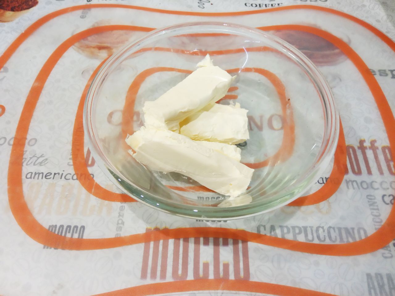 Простой рецепт песочного домашнего печенья, просто и вкусно: Добавляем растительное масло и размягченное сливочное масло в муку, хорошо растираем в крошку.