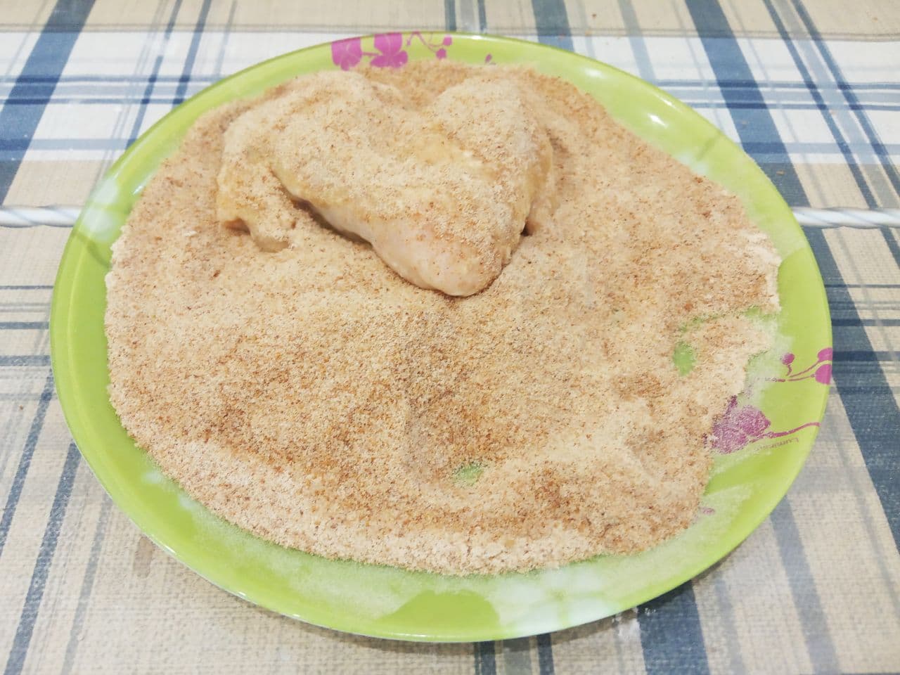 Сочные, аппетитные куриные крылышки в соевом соусе, яичном кляре и сухарях, запеченные в духовке: Потом окунаем сначала в яичной смеси затем в панировочных сухарях.