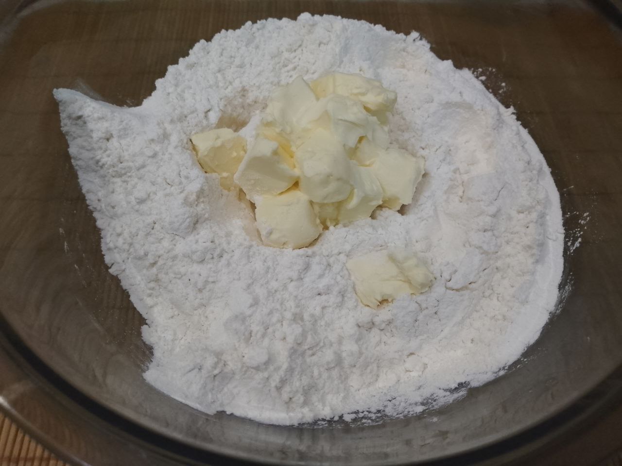 Домашнее мандариновое печенье, просто и вкусно: Муку просеиваем через сито и соединяем с кусочками сливочного масла, растираем в крошку.