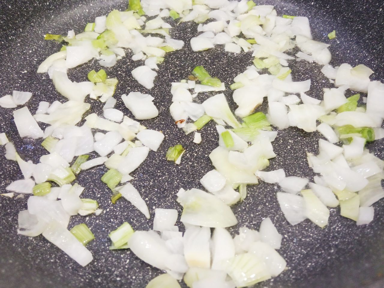 Тушеные патиссоны с овощами, полезные и вкусные: Разогреваем сковороду с растительным маслом, кладем лук и обжариваем до золотистого цвета.
