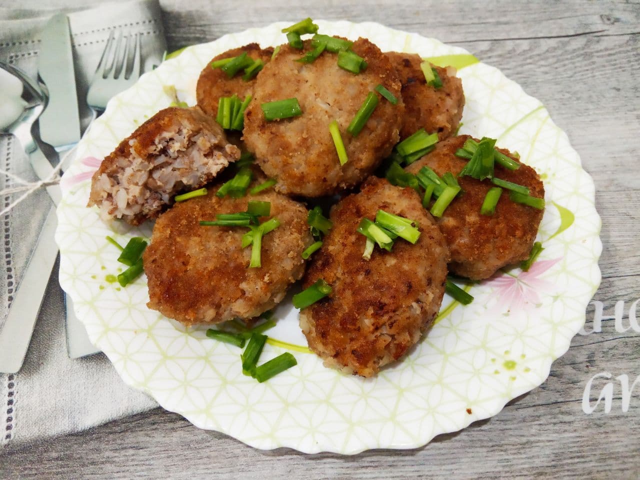 Котлеты мясные с добавлением гречневой крупы