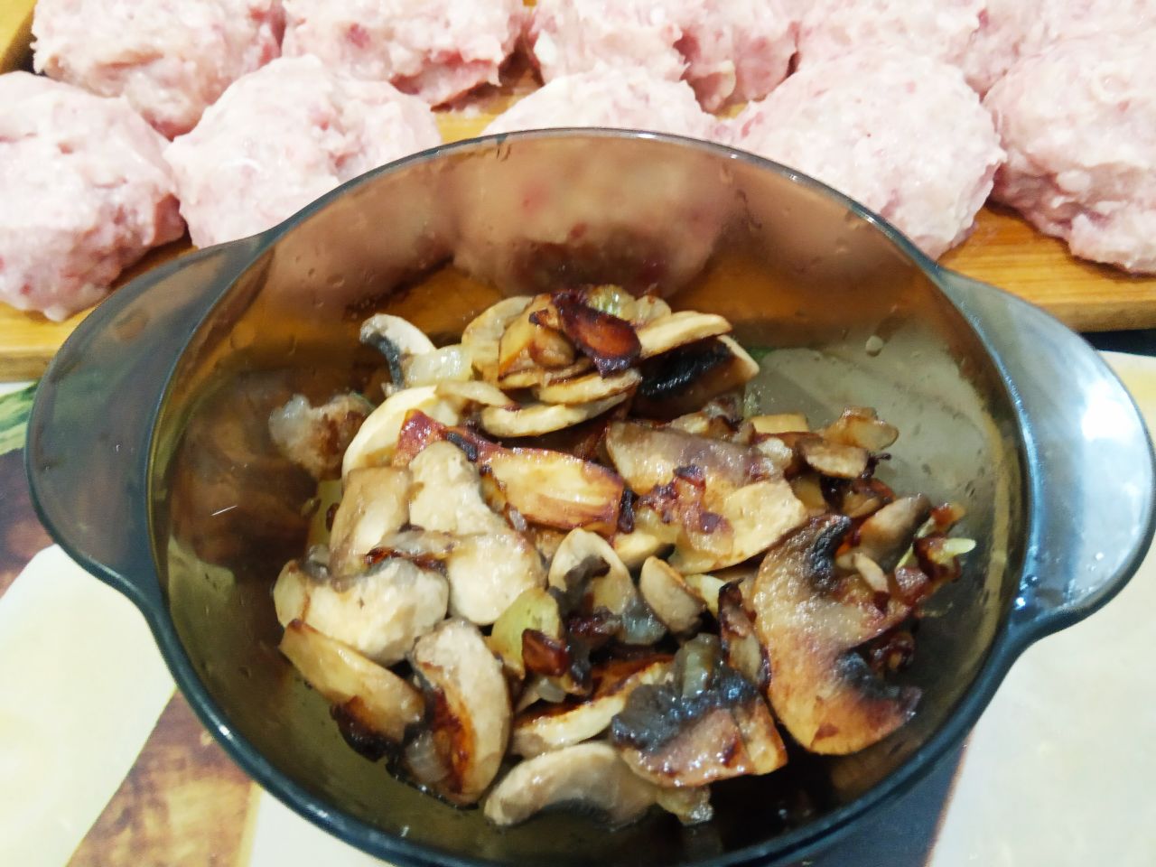 Мясные зразы с грибной начинкой запеченные в духовке, сочные и вкусные: Из каждой части формируем кружочки, на середину кладем грибную начинку и формируем зразы овальной формы.