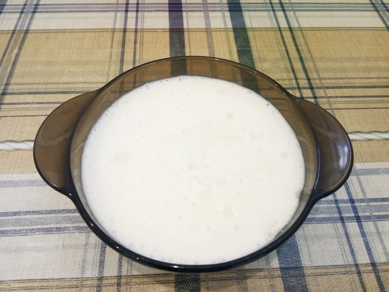 Воздушные треугольники, просто и вкусно: Всыпаем манную крупу и оставляем на 30 минут для набухания.